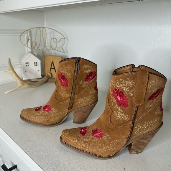 dingo Shoes - Dingo Tan Suede Embroidered Floral Western Ankle Boots Women’s 7M